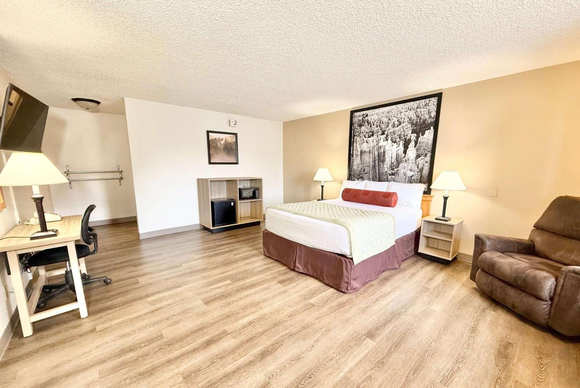 Super 8 By Wyndham Salina/Scenic Hills Area Hotel Exterior foto