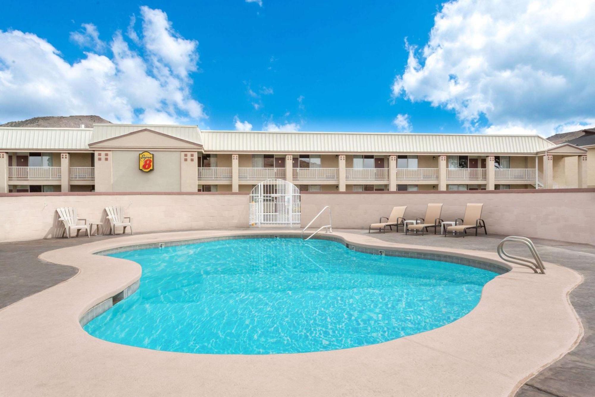 Super 8 By Wyndham Salina/Scenic Hills Area Hotel Exterior foto