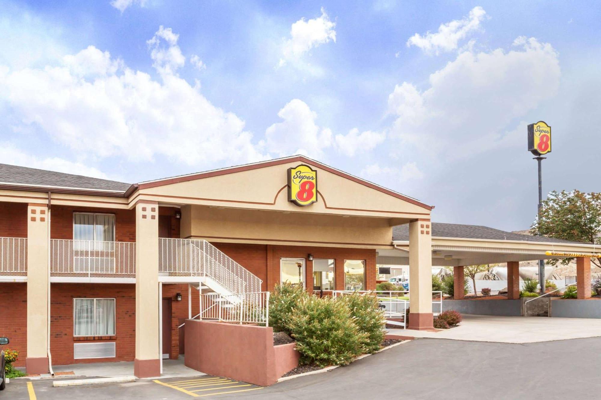 Super 8 By Wyndham Salina/Scenic Hills Area Hotel Exterior foto